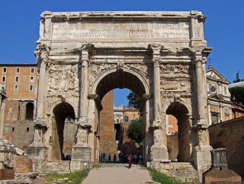 Arco de Sétimo Severo em Roma. Construído em 203 d.C. - 20,8 metros de altura