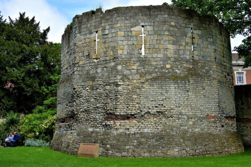 Essas ruínas conhecidas como Multangular Tower são restos de um forte romano que existia em York.