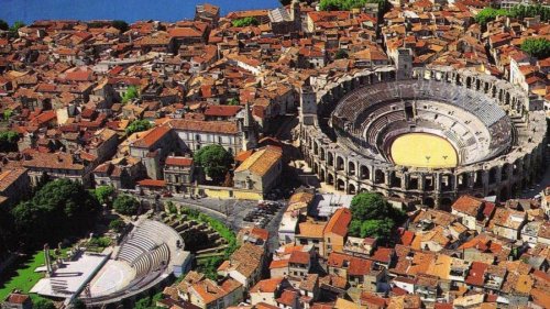 Arles é uma das cidades francesas com edifícios romanos em melhor estado de conservação. Essa foto mostra o teatro e o anfiteatro da cidade.