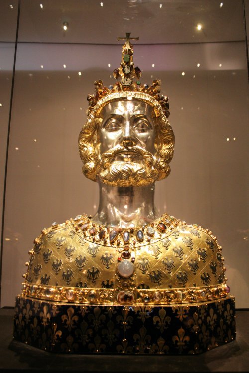 Relicário com busto de Carlos Magno. Século 14. Tesouro da catedral de Aachen.