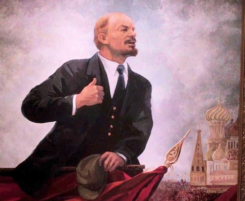 Pintura idealizada retratando Lênin em discurso em Moscou em 1917 durante a Revolução Russa.