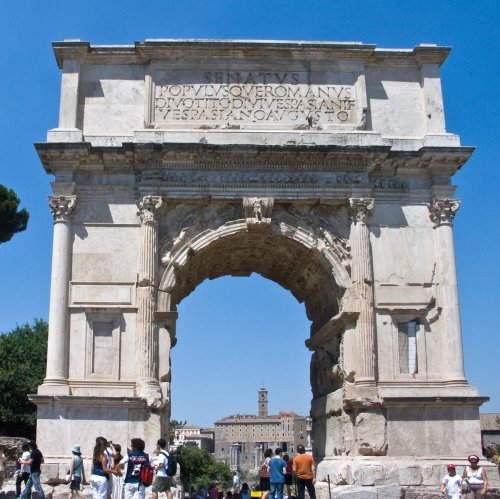O Arco de Tito construído no século 1 d.C. em Roma.