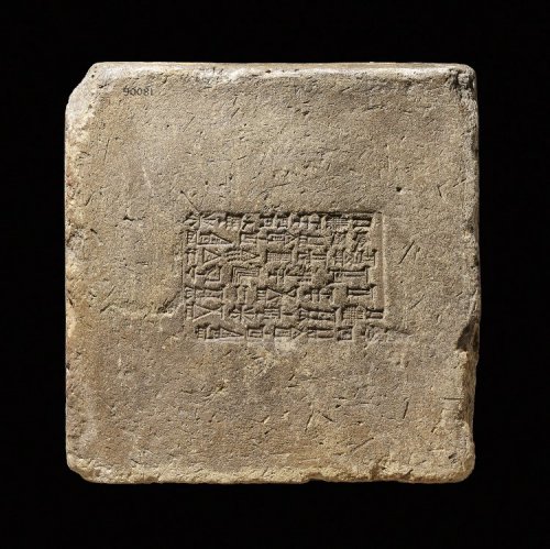 Tijolo com inscrição de Nabucodonosor II. Cerc a de 604-562 a.C. Tamanho: 32 x 32,5 cm. Museu Britânico. N° 90081